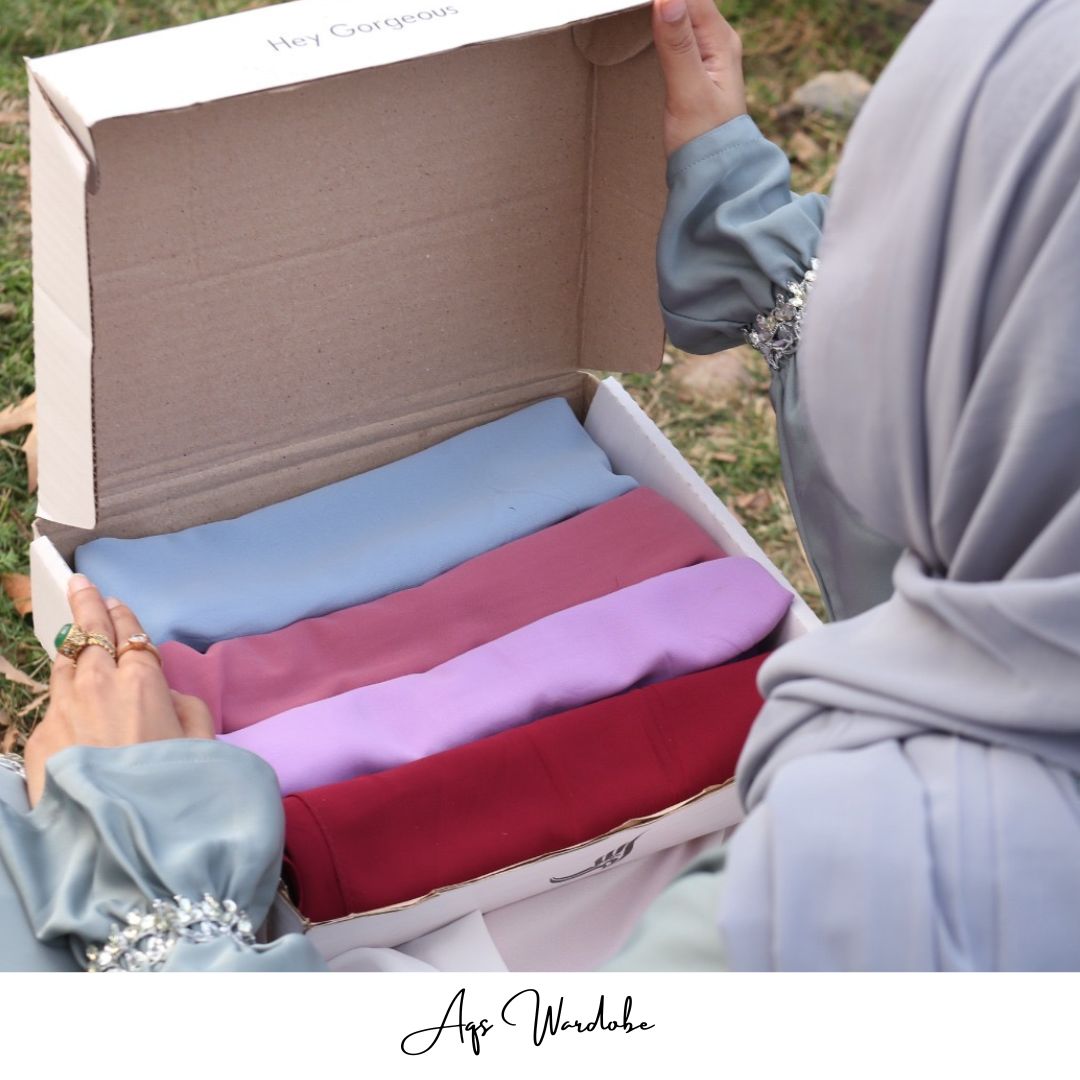 4 Hijabs & 4 in 1 Hijab Cap (Bundle Box)